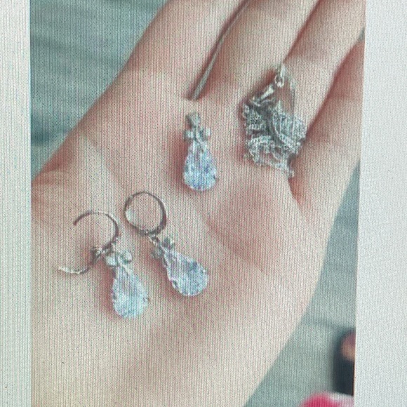 NWOT - Sterling Silver Pear Shaped CZ Bow Necklace, Pendant & Earrings Set - Picture 12 of 14